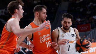 Campazzo entra a canasta durante el Real Madrid-Valencia Basket. (EFE)