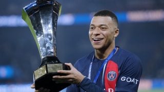 Mbappé, con la Supercopa. (EFE)