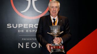Ancelotti con la Supercopa de España. (Realmadrid.com)