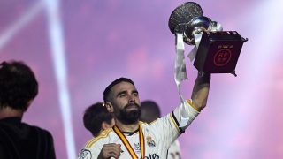 Carvajal levanta la Supercopa conquistada ante el FC Barcelona