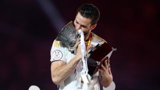 Nacho besa la Supercopa de España. (Getty)