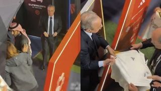 Florentino Pérez firmando camisetas del Real Madrid