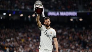 Nacho levanta la Supercopa de España. (EFE)