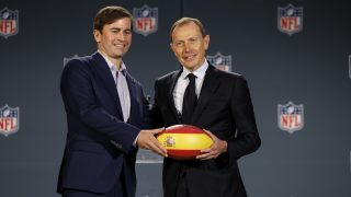 Peter O’Reilly, Vicepresidente Ejecutivo de la NFL, y Emilio Butragueño durante la presentación del encuentro en Madrid. (NFL)