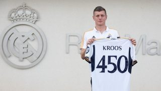 Kroos posa con su camiseta de 450 partidos (@ToniKroos)