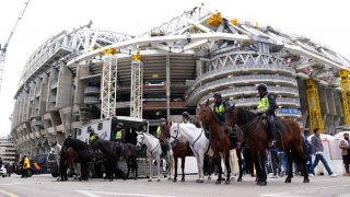 Policía en los aledaños del Santiago Bernabéu. (Getty)
