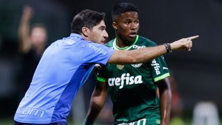 Abel Ferreira, técnico del Palmeiras, da instrucciones a Endrick. (Getty)