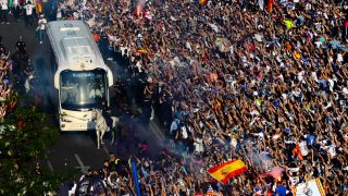 Recibimiento espectacular del autobús del Real Madrid, en el Bernabéu. (Getty)
