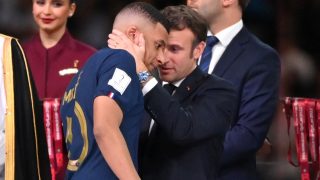 Macron y Mbappé en la entrega de premios del Mundial de Qatar. (Getty)