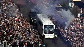 Recibimiento al autobús del Real Madrid, a su llegada al Bernabéu. (Getty)