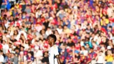 Vinicius, durante el Clásico disputado en Montjuic. (EFE)