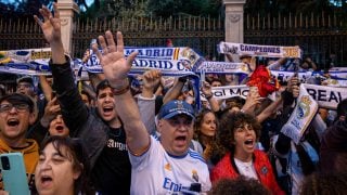 La celebración de aficionados del Real Madrid en Cibeles. (EFE)