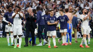 Carlo Ancelotti con sus jugadores tras acabar el partido ante el Cádiz. (EFE)