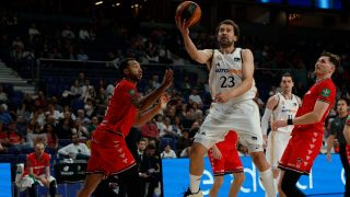 Llull se eleva a canasta. (EFE)