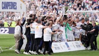 Los jugadores del Real Madrid celebran el título de Liga logrado en la temporada 2021-22. (Getty)