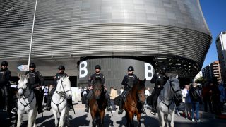 Agentes de la Policía Nacional a caballo en el Bernabéu. (Getty)