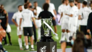 El trofeo de Liga cuando se entregó en Valdebebas en 2020 con motivo de la pandemia. (Europa Press)