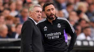 Davide Ancelotti, junto a Carlo Ancelotti en un partido del Real Madrid. (Getty)