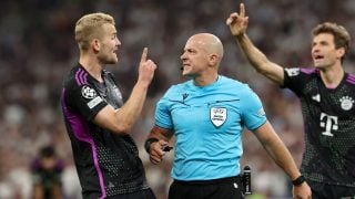 Matthijs de Ligt y el árbitro del partido, Szymon Marciniak. (Getty)