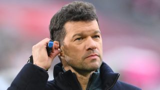 Ballack puso el grito en el cielo por el fuera de juego señalado a De Ligt. (Getty)