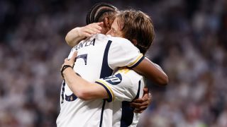 Alaba y Modric se abrazan tras el pase a la final de la Champions del Real Madrid. (Europa Press)