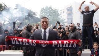 Mbappé posa con los ultras del PSG de fondo.