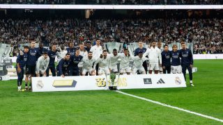 El Real Madrid posa con el título de Liga. (EFE)