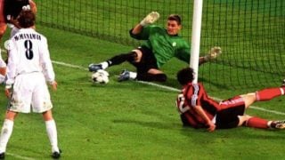Casillas salva un gol en la final de la Champions de 2002 (Instagram)