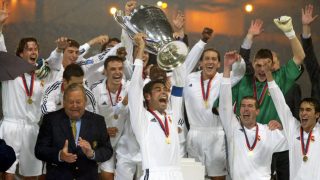 Hierro levanta la Novena Copa de Europa para el Real Madrid. (Realmadrid.com)