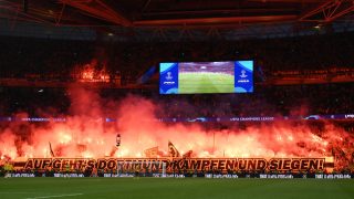 Los aficionados del Dortmund sacaron bengalas en Wembley. (Getty)