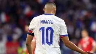Mbappé y su camiseta con Francia. (Getty)