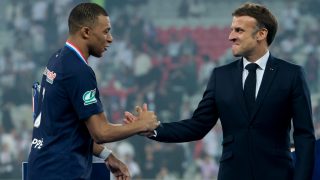 Kylian Mbappé y Emmanuel Macron se dan la mano. (Europa Press)