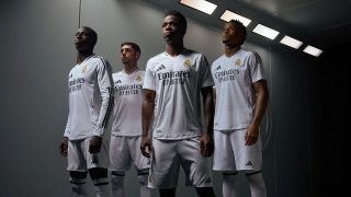 Mendy, Valverde, Vinicius y Militao posan con la nueva camiseta del Real Madrid. (realmadrid.com)