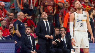 Musa y Chus Mateo en el partido ante el UCAM. (EFE)