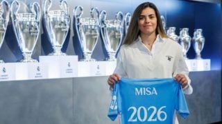 Misa, posando con la camiseta que certifica su renovación. (Real Madrid)