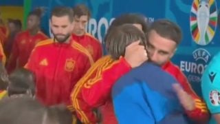 Carvajal se abraza con Modric antes del España-Croacia. (TVE)