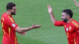 Carvajal y Nacho celebran el tercer gol de España ante Croacia. (EFE)
