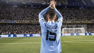 Fede Valverde ante la afición uruguaya. (@fedevalverde)