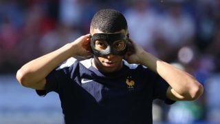 Mbappé se ajusta la máscara antes del partido frente a Polonia. (EFE)