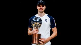 Mario Hezonja posa con el título de campeón de la Liga Endesa con el Real Madrid. (realmadrid.com)