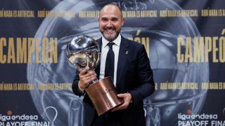 Chus Mateo posa con el título de campeón de la Liga Endesa. (realmadrid.com)