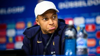 Kylian Mbappé en rueda de prensa con Francia.