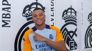 Kylian Mbappé, posa en su taquilla como jugador del Real Madrid. (Mbappé)