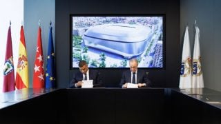 Mbappé y Florentino Pérez firmaron el contrato de la estrella francesa.