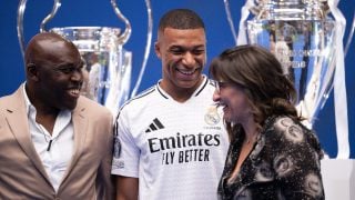 Kylian Mbappé y sus padres en la presentación. (Getty)