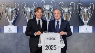 Luka Modric posa junto a Florentino Pérez tras su renovación. (realmadrid.com)