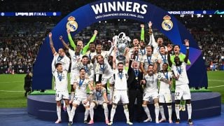 Nacho levanta la Decimoquinta del Real Madrid tras ganar al Dortmund en la final de Champions. (Europa Press)