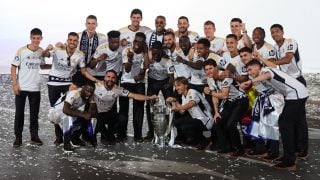 Los jugadores del Real Madrid con el título de Champions. (Getty)