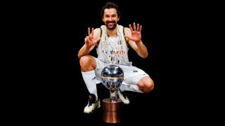 Sergio Llull posa con el título de campeón de la Liga Endesa. (realmadrid.com)