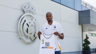 Serge Ibaka posa como nuevo jugador del Real Madrid. (realmadrid.com)